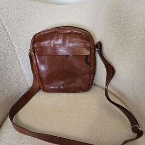 Elegant Brown Leather Crossbody Bag with Adjustable Strap